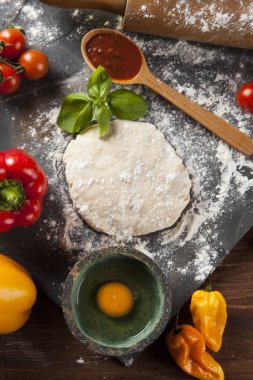 Ev yapımı İtalyan pizza hazırlık 