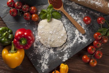 Ev yapımı İtalyan pizza hazırlık