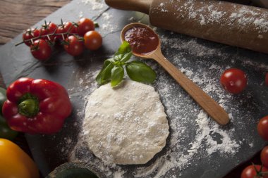 Ev yapımı İtalyan pizza hazırlık 