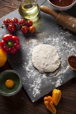 Ev yapımı İtalyan pizza hazırlık