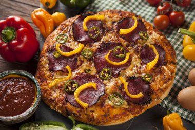 Pizza sarı biber ile