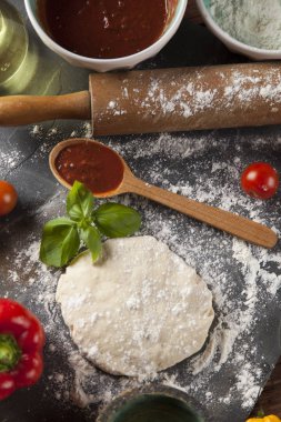 Ev yapımı İtalyan pizza hazırlık