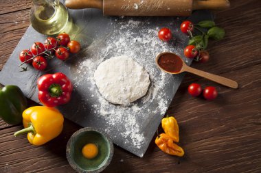Ev yapımı İtalyan pizza hazırlık 