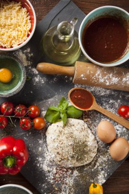 Ev yapımı İtalyan pizza hazırlık