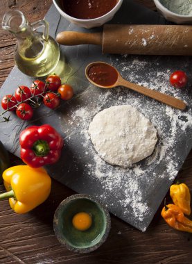 Ev yapımı İtalyan pizza hazırlık 