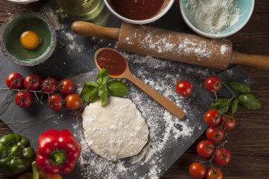 Ev yapımı İtalyan pizza hazırlık 