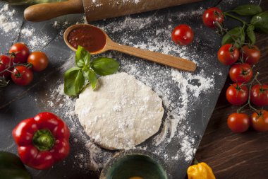 Ev yapımı pizza hazırlama