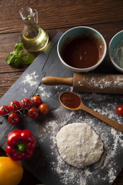 Ev yapımı pizza hazırlama