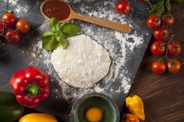 Ev yapımı İtalyan pizza hazırlık