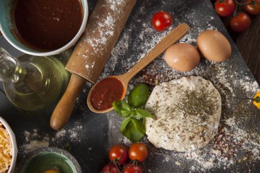 Ev yapımı İtalyan pizza hazırlık