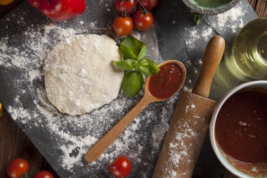 Ev yapımı İtalyan pizza hazırlık