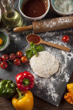 Ev yapımı pizza hazırlama