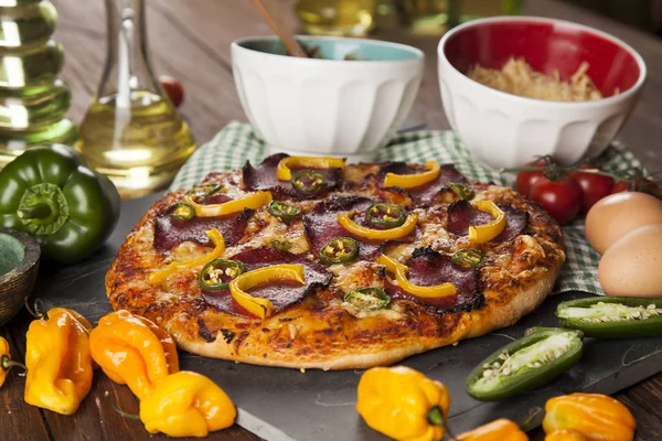 Πίτσα με κίτρινες πιπεριές — Φωτογραφία Αρχείου