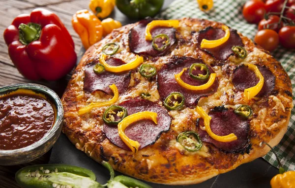 Pizza fresca italiana — Foto Stock