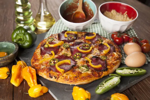 Ízletes pizza asztal — Stock Fotó