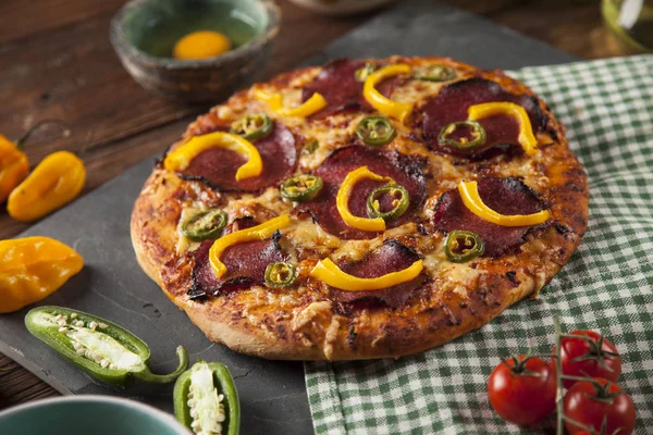 Pizza con peperoni gialli — Foto Stock