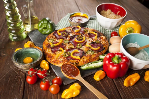 Pizza fresca italiana — Foto Stock