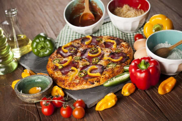 피자와 테이블에 재료 — 스톡 사진