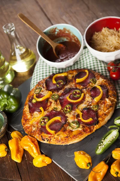 테이블에 맛 있는 피자 — 스톡 사진