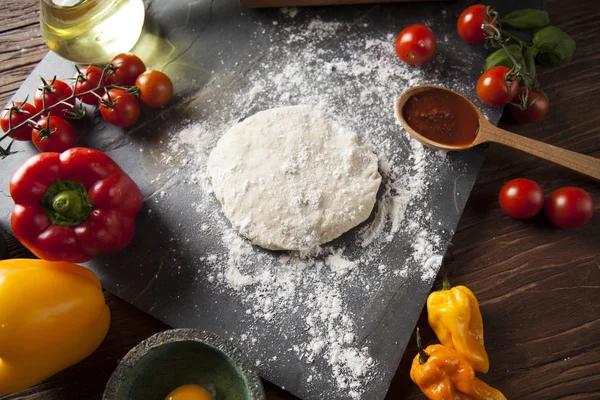 Ev yapımı İtalyan pizza hazırlık 