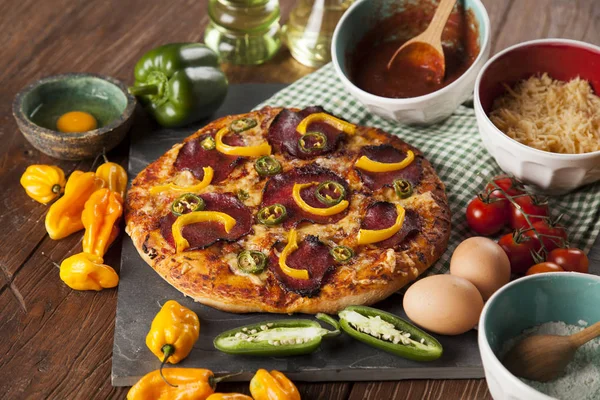 Deliziosa pizza sul tavolo — Foto Stock