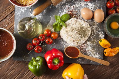 Ev yapımı İtalyan pizza hazırlık 