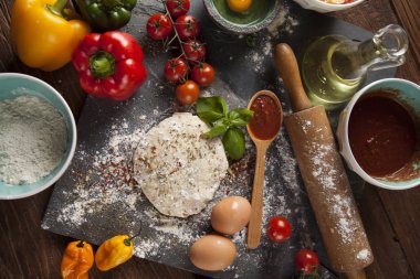 Ev yapımı İtalyan pizza hazırlık 
