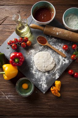 Ev yapımı pizza hazırlama