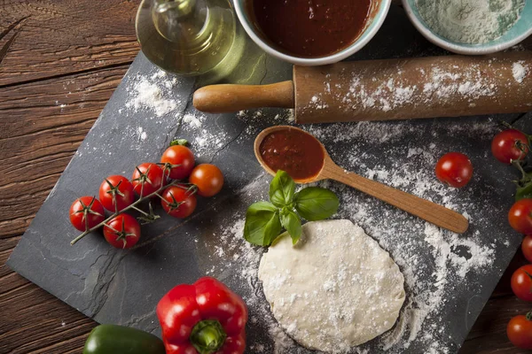 Preparação de pizza italiana caseira — Fotografia de Stock