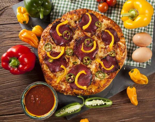 Pizza fresca italiana — Foto Stock