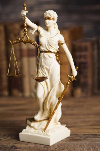 Έννοια του δικαίου, φόντο ξύλινη επιφάνεια — Φωτογραφία Αρχείου