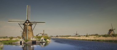 Doğal Hollanda'daki yel değirmenleri