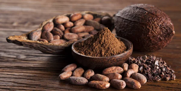 Cocoa pod on wooden background — Stock Photo, Image