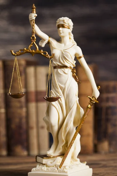 Έννοια του δικαίου, υπόβαθρο ξύλινο τραπέζι — Φωτογραφία Αρχείου