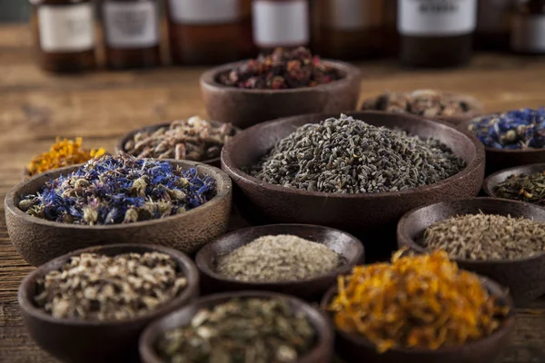 Medicina herbal en escritorio de madera — Foto de Stock