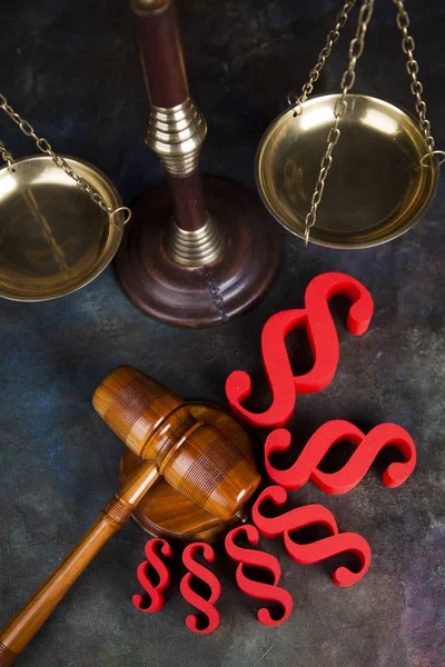 Paragraph sign, Wooden gavel barrister — Stock Photo, Image