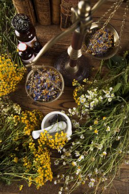 Ahşap masa üzerinde bitkisel ilaç