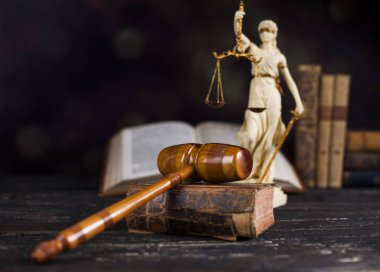 Hakimin, adalet ölçek çekiç 