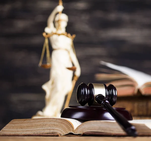 Zákon pojem, dřevěný stůl pozadí — Stock fotografie