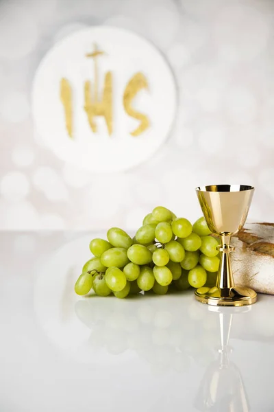Holy communion a golden chalice — Stock Photo, Image