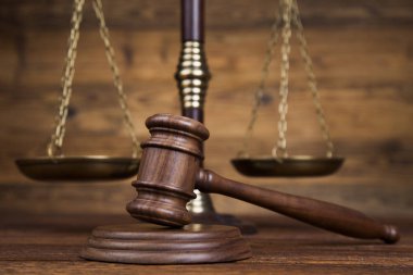 Hakimin, adalet ölçek çekiç 