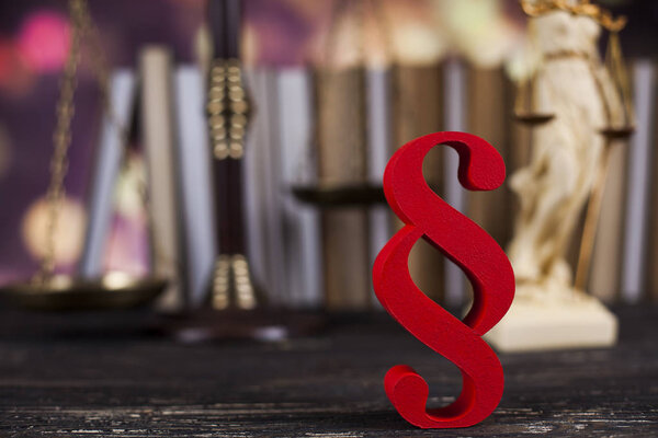 Параграф, юридическая тема, молоток судьи
 