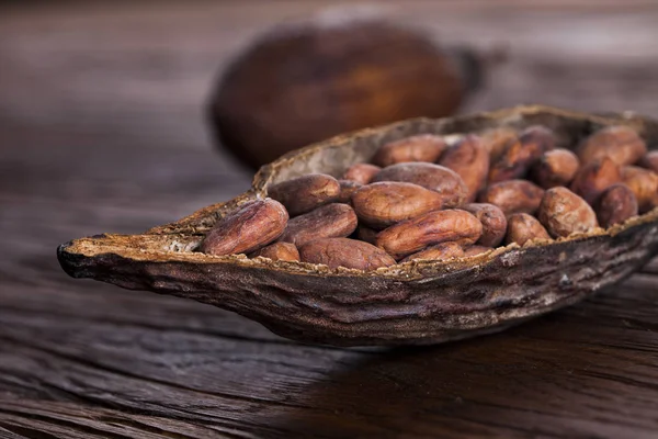 Vaina de cacao en mesa de madera —  Fotos de Stock