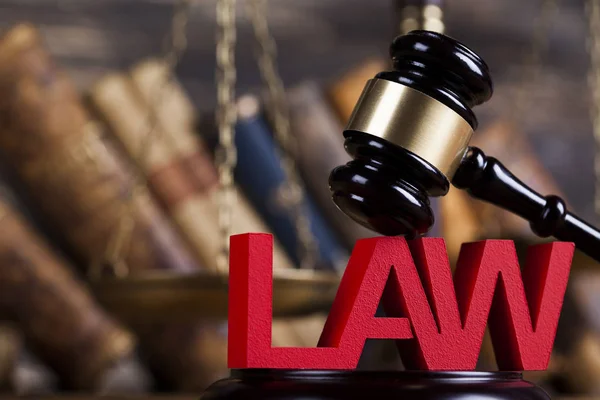 Zákon pojem, dřevěný stůl pozadí — Stock fotografie