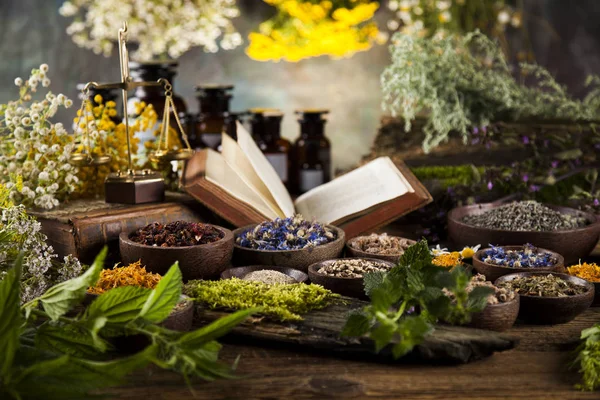 Трав'яна медицина на дерев'яному фоні столу — стокове фото