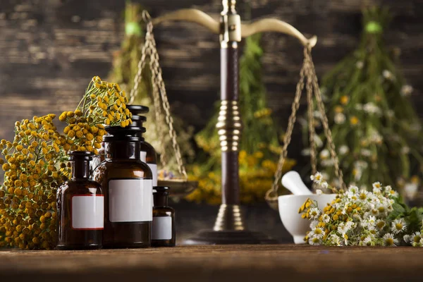 Medicina herbal em fundo de mesa de madeira — Fotografia de Stock