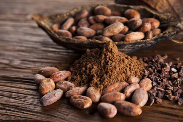Kakaoschote auf Holzgrund — Stockfoto