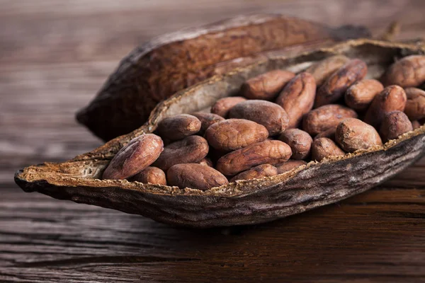 Vaina de cacao en mesa de madera —  Fotos de Stock