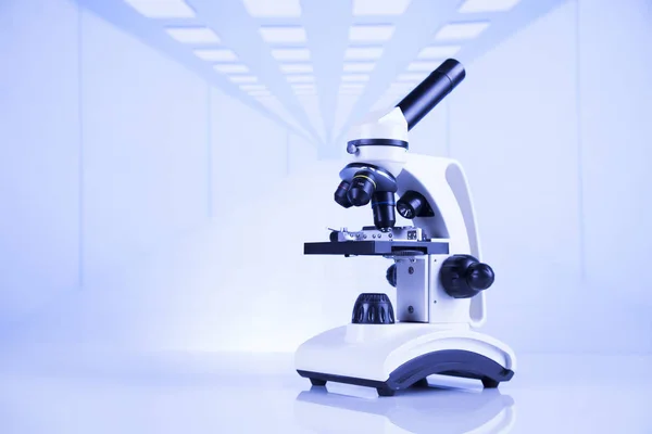 Microscopio en laboratorio médico —  Fotos de Stock