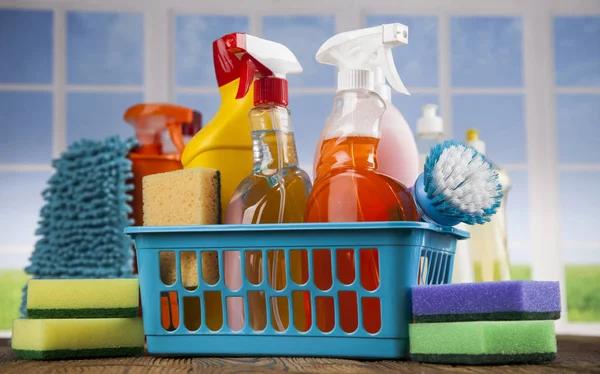 Reinigungsmittel. Home-Konzept und Fenster-Hintergrund — Stockfoto